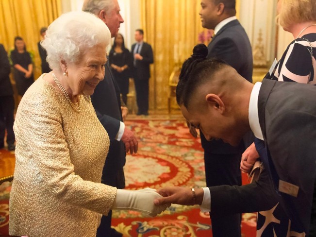 Faiq Bolkiah bersama Ratu Inggris Elizabeth II. (Instagram @fjefrib)